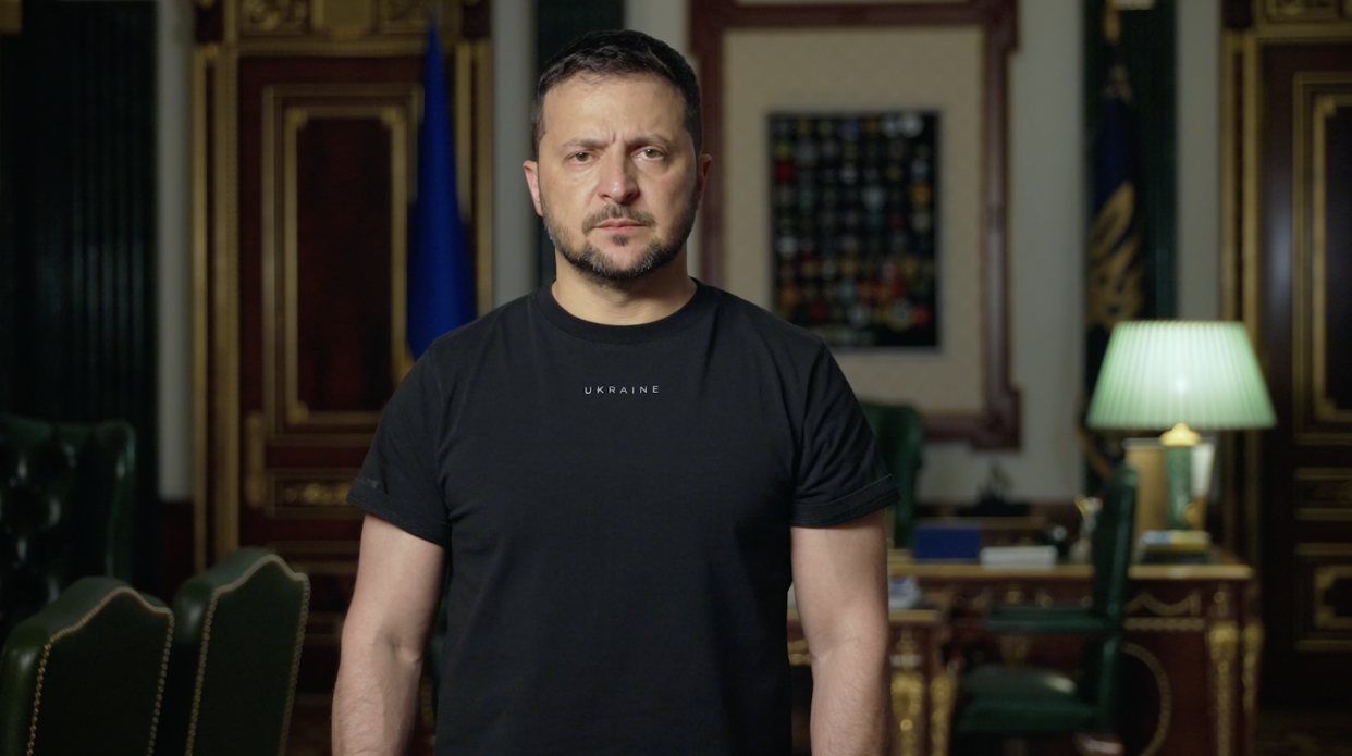 Коли наші люди роблять усе можливе й неможливе для перемоги, будь-яке внутрішнє зрадництво викликає лють – звернення Президента України Коли наші люди роблять усе можливе й неможливе для перемоги, будь-яке внутрішнє зрадництво викликає лють – звернення Президента України