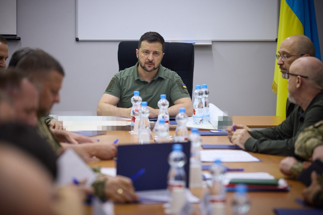 На Одещині Президент відвідав військовий госпіталь і нагородив українських моряків На Одещині Президент відвідав військовий госпіталь і нагородив українських моряків
