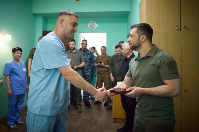 На Одещині Президент відвідав військовий госпіталь і нагородив українських моряків На Одещині Президент відвідав військовий госпіталь і нагородив українських моряків