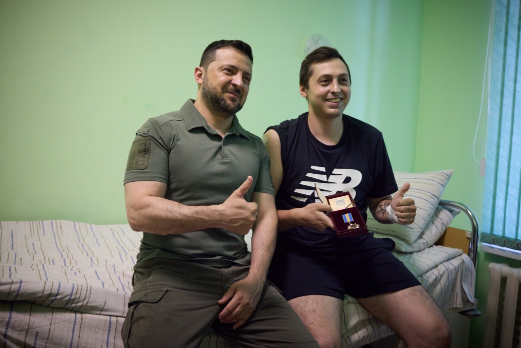 На Одещині Президент відвідав військовий госпіталь і нагородив українських моряків На Одещині Президент відвідав військовий госпіталь і нагородив українських моряків