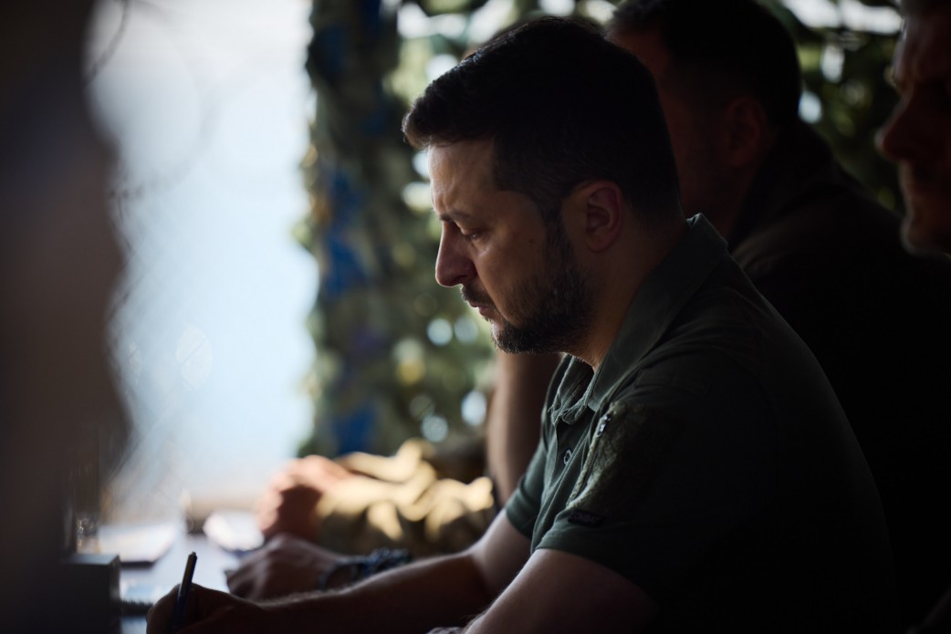 На Одещині Президент відвідав військовий госпіталь і нагородив українських моряків На Одещині Президент відвідав військовий госпіталь і нагородив українських моряків