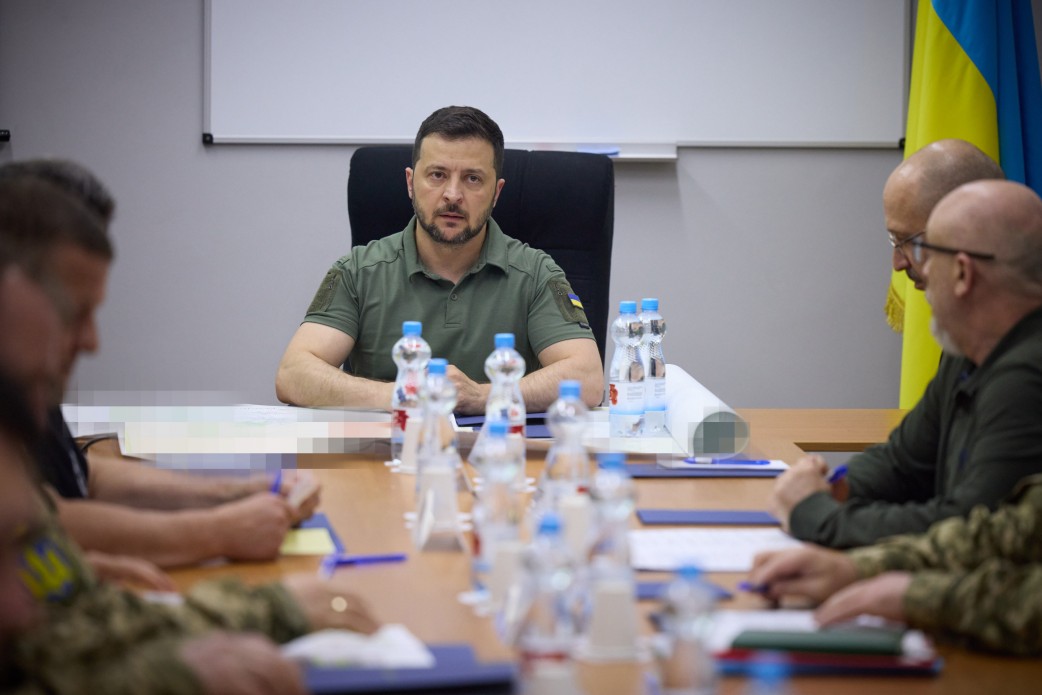 На Одещині Президент відвідав військовий госпіталь і нагородив українських моряків На Одещині Президент відвідав військовий госпіталь і нагородив українських моряків