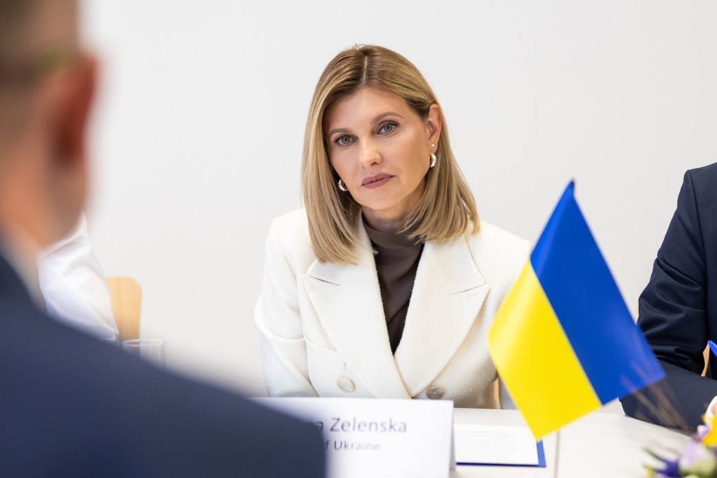 Олена Зеленська під час візиту до Литви зустрілася з першими леді та джентльменами з інших країн та українськими вимушеними переселенцями Олена Зеленська під час візиту до Литви зустрілася з першими леді та джентльменами з інших країн та українськими вимушеними переселенцями