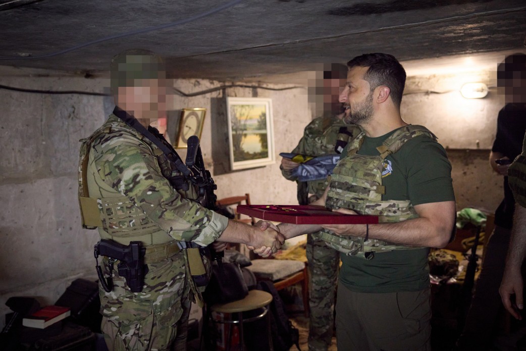 У День Сил спеціальних операцій Президент відвідав передові позиції ССО на Бахмутському напрямку та вручив державні нагороди У День Сил спеціальних операцій Президент відвідав передові позиції ССО на Бахмутському напрямку та вручив державні нагороди