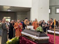 У Львові владика Володимир Груца звершив чин похорону двох загиблих жінок внаслідок ракетного удару У Львові владика Володимир Груца звершив чин похорону двох загиблих жінок внаслідок ракетного удару