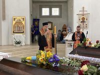 У Львові владика Володимир Груца звершив чин похорону двох загиблих жінок внаслідок ракетного удару У Львові владика Володимир Груца звершив чин похорону двох загиблих жінок внаслідок ракетного удару