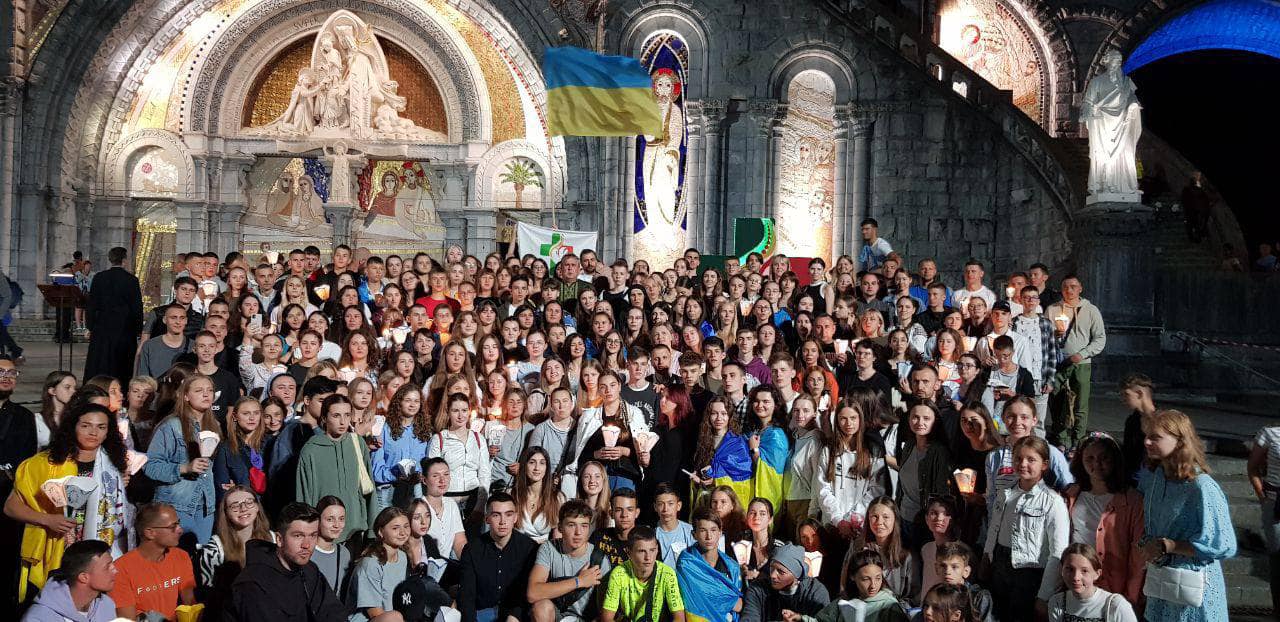 Українська молодь, яка прямує на СДМ, взяла участь у молитовній свічковій ході в Люрді Українська молодь, яка прямує на СДМ, взяла участь у молитовній свічковій ході в Люрді