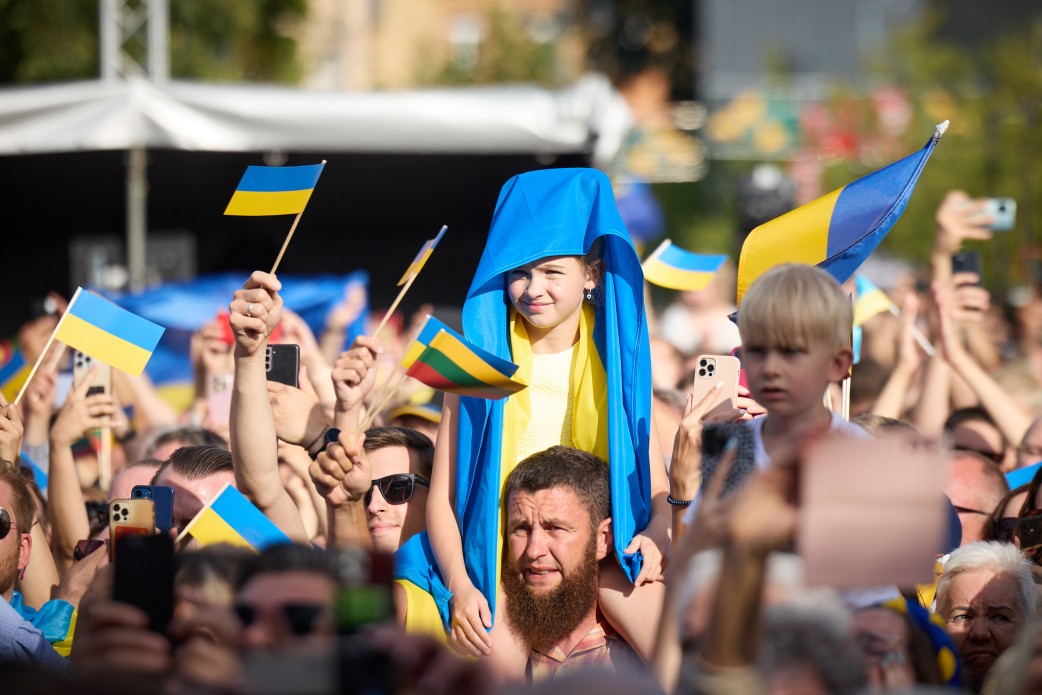 Українські прапори на литовських вулицях доводять: ми вже союзники – Володимир Зеленський у Вільнюсі під час заходу в межах кампанії «Піднімаю прапор за Україну в НАТО» Українські прапори на литовських вулицях доводять: ми вже союзники – Володимир Зеленський у Вільнюсі під час заходу в межах кампанії «Піднімаю прапор за Україну в НАТО»
