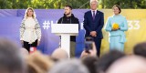 Українські прапори на литовських вулицях доводять: ми вже союзники – Володимир Зеленський у Вільнюсі під час заходу в межах кампанії «Піднімаю прапор за Україну в НАТО» Українські прапори на литовських вулицях доводять: ми вже союзники – Володимир Зеленський у Вільнюсі під час заходу в межах кампанії «Піднімаю прапор за Україну в НАТО»