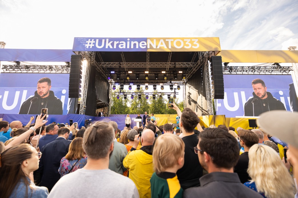 Українські прапори на литовських вулицях доводять: ми вже союзники – Володимир Зеленський у Вільнюсі під час заходу в межах кампанії «Піднімаю прапор за Україну в НАТО» Українські прапори на литовських вулицях доводять: ми вже союзники – Володимир Зеленський у Вільнюсі під час заходу в межах кампанії «Піднімаю прапор за Україну в НАТО»