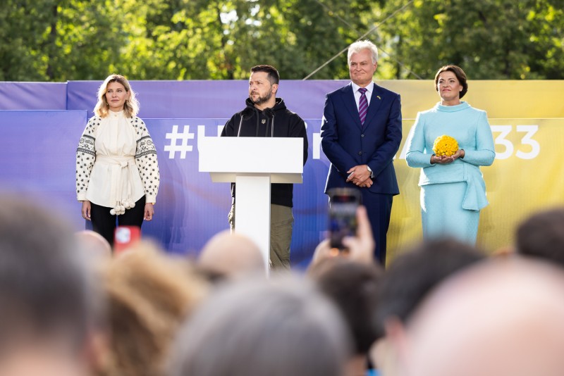 Українські прапори на литовських вулицях доводять: ми вже союзники – Володимир Зеленський у Вільнюсі під час заходу в межах кампанії «Піднімаю прапор за Україну в НАТО» Українські прапори на литовських вулицях доводять: ми вже союзники – Володимир Зеленський у Вільнюсі під час заходу в межах кампанії «Піднімаю прапор за Україну в НАТО»