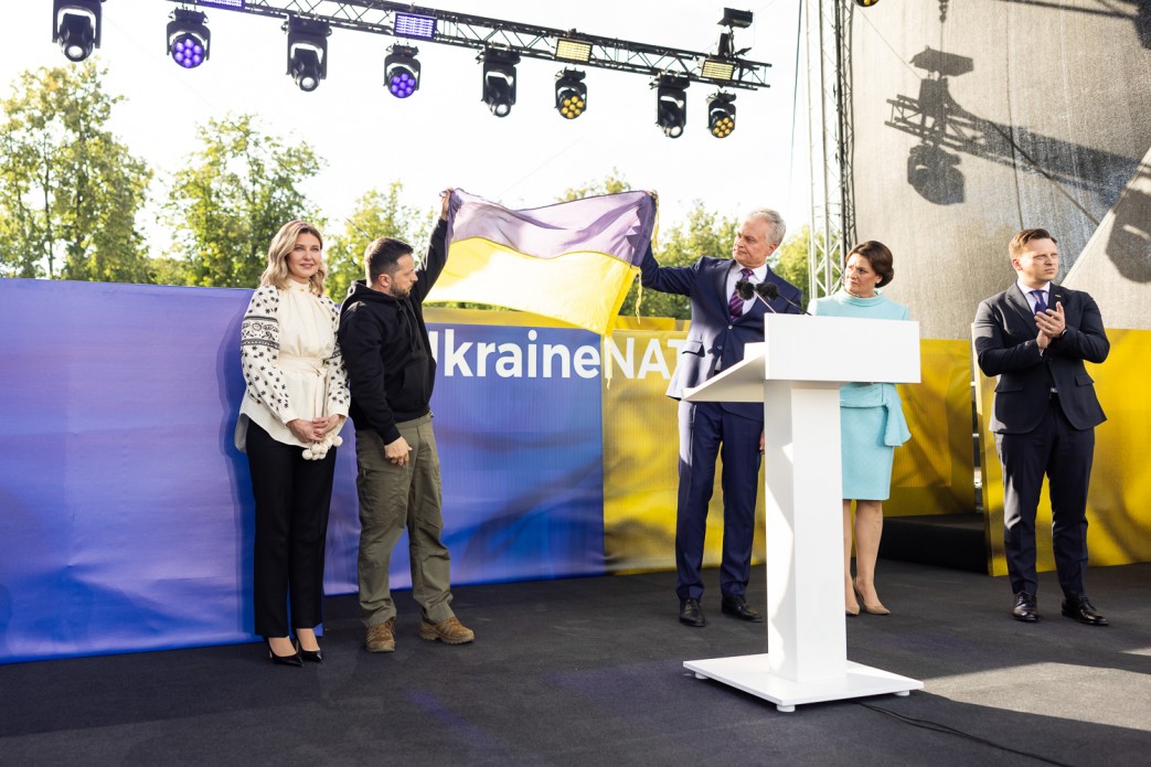 Українські прапори на литовських вулицях доводять: ми вже союзники – Володимир Зеленський у Вільнюсі під час заходу в межах кампанії «Піднімаю прапор за Україну в НАТО» Українські прапори на литовських вулицях доводять: ми вже союзники – Володимир Зеленський у Вільнюсі під час заходу в межах кампанії «Піднімаю прапор за Україну в НАТО»