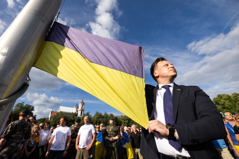 Українські прапори на литовських вулицях доводять: ми вже союзники – Володимир Зеленський у Вільнюсі під час заходу в межах кампанії «Піднімаю прапор за Україну в НАТО» Українські прапори на литовських вулицях доводять: ми вже союзники – Володимир Зеленський у Вільнюсі під час заходу в межах кампанії «Піднімаю прапор за Україну в НАТО»
