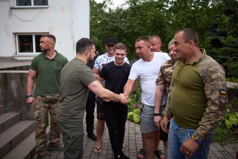 В Одесі Глава держави відвідав реабілітаційні відділення, де захисники України проходять відновлювальне лікування В Одесі Глава держави відвідав реабілітаційні відділення, де захисники України проходять відновлювальне лікування