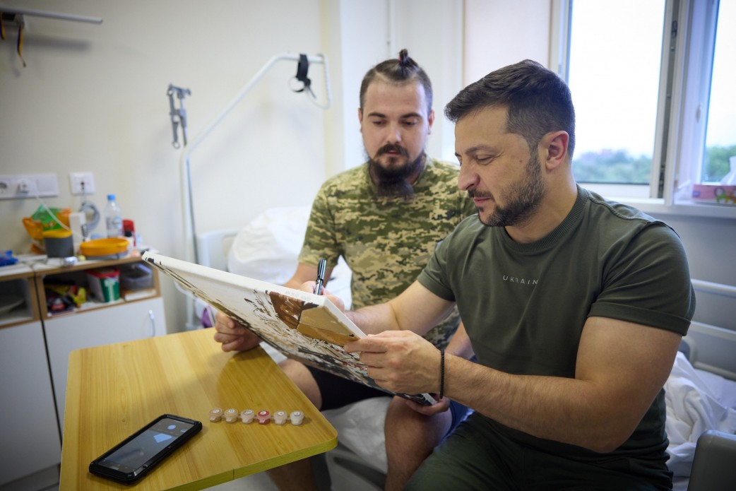 В Одесі Глава держави відвідав реабілітаційні відділення, де захисники України проходять відновлювальне лікування В Одесі Глава держави відвідав реабілітаційні відділення, де захисники України проходять відновлювальне лікування