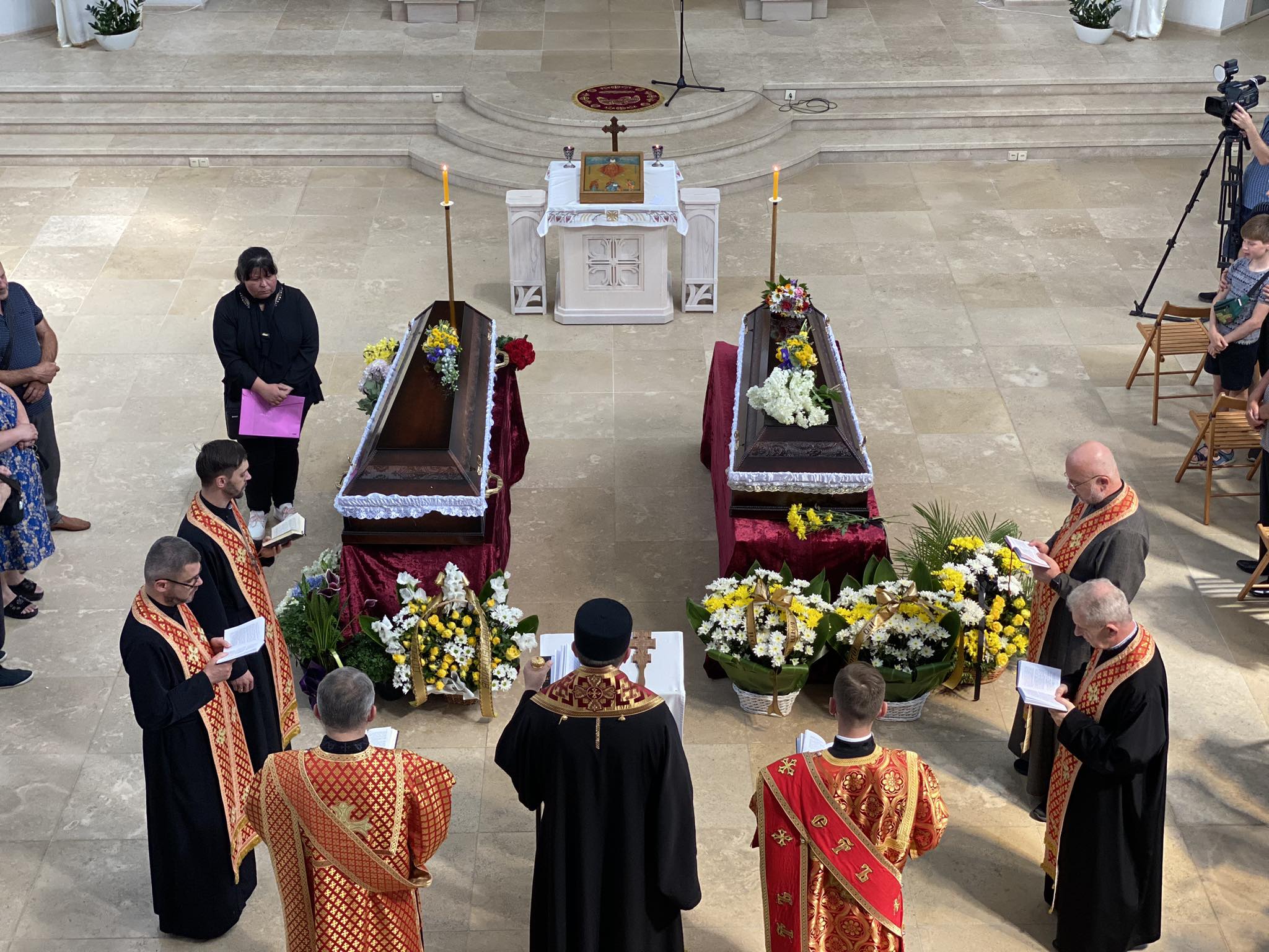 Владика Володимир звершив чин похорону двох загиблих жінок внаслідок ракетного удару у Львові Владика Володимир звершив чин похорону двох загиблих жінок внаслідок ракетного удару у Львові