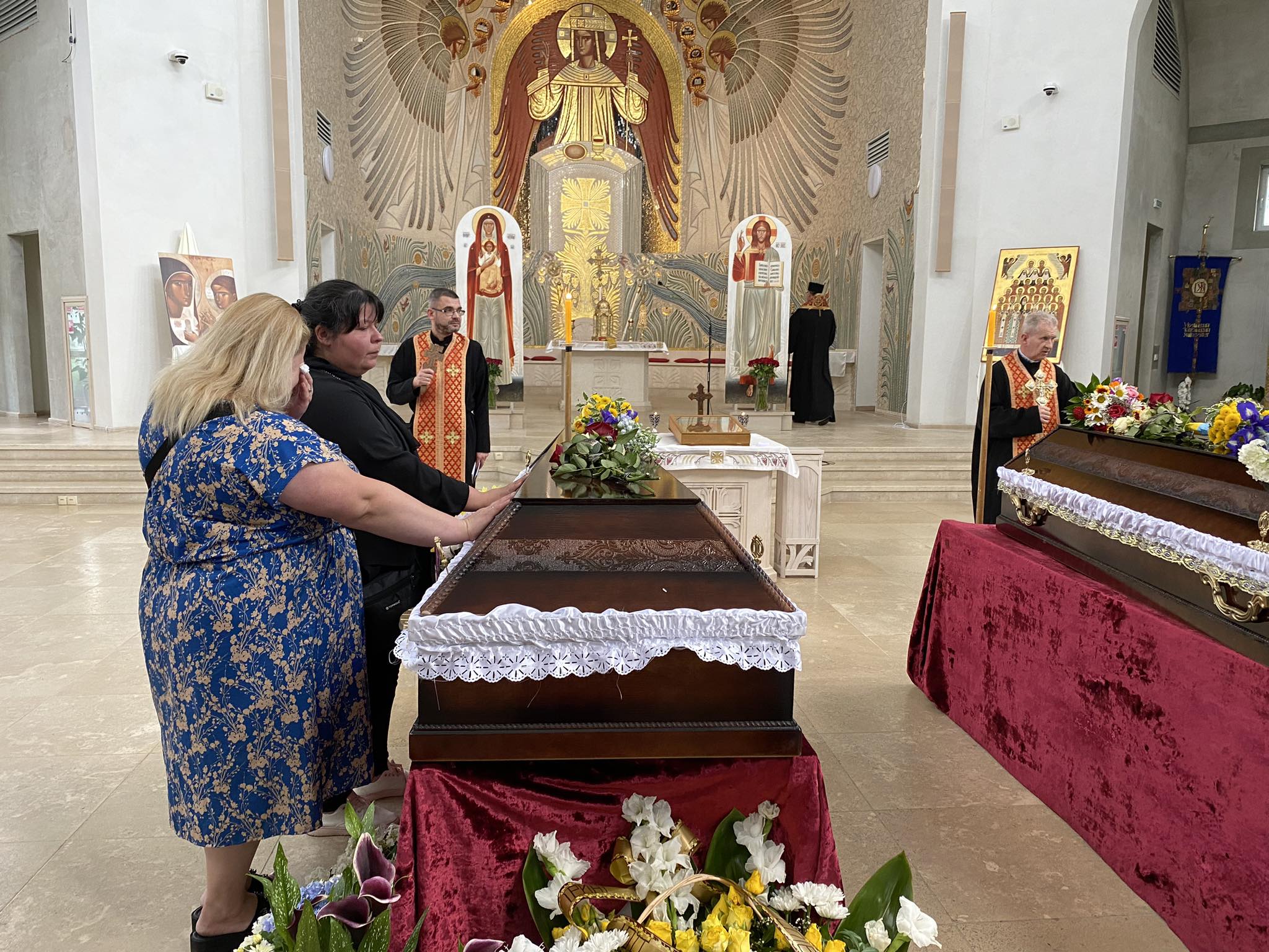 Владика Володимир звершив чин похорону двох загиблих жінок внаслідок ракетного удару у Львові Владика Володимир звершив чин похорону двох загиблих жінок внаслідок ракетного удару у Львові