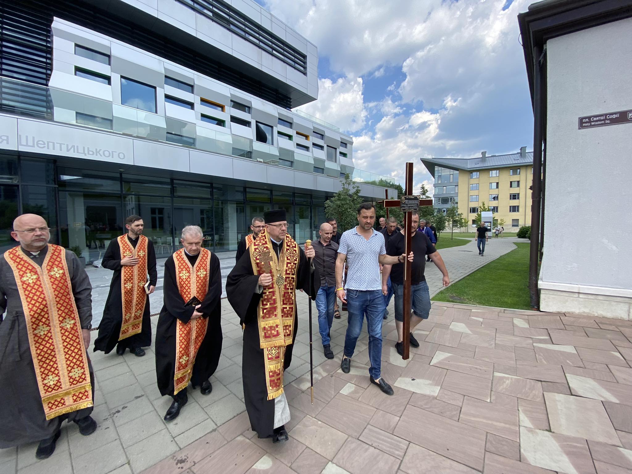 Владика Володимир звершив чин похорону двох загиблих жінок внаслідок ракетного удару у Львові Владика Володимир звершив чин похорону двох загиблих жінок внаслідок ракетного удару у Львові
