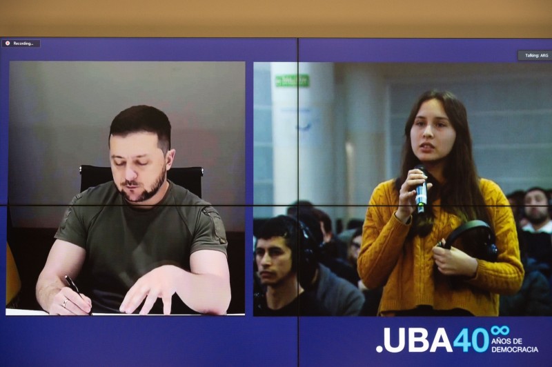 Володимир Зеленський під час спілкування з університетською спільнотою Аргентини: Ми хочемо, щоб Латинська Америка долучилася до підтримки Формули миру Володимир Зеленський під час спілкування з університетською спільнотою Аргентини: Ми хочемо, щоб Латинська Америка долучилася до підтримки Формули миру