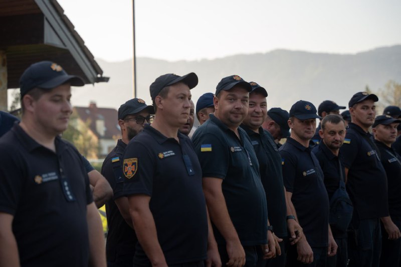 Рятувальники, що працюють над ліквідацією наслідків паводків у Словенії отримали позачергові спеціальні звання ⤵️ Рятувальники, що працюють над ліквідацією наслідків паводків у Словенії отримали позачергові спеціальні звання ⤵️