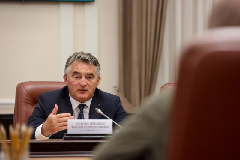 🇧🇦 Провів зустріч у Києві з Головою Президії Боснії і Герцеговини Жельком Комшичем та членом Президії Денісом Бечіровичем. 🇧🇦 Провів зустріч у Києві з Головою Президії Боснії і Герцеговини Жельком Комшичем та членом Президії Денісом Бечіровичем.