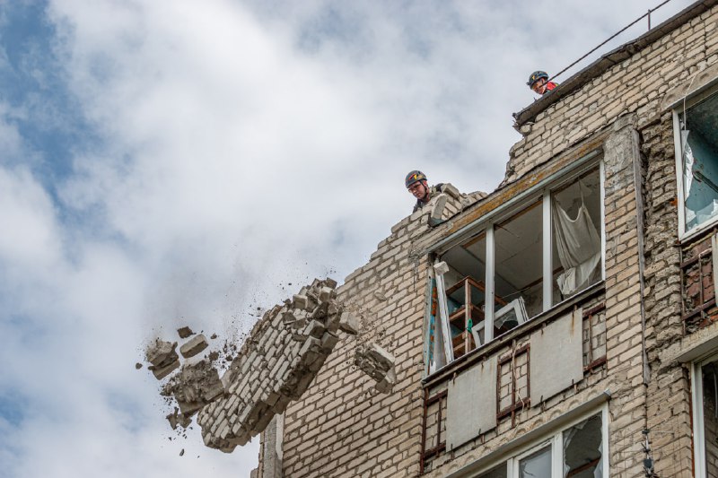 Харківщина: рятувальники поновили роботи у зруйнованих ворожими авіабомбами житлових будинках м Харківщина: рятувальники поновили роботи у зруйнованих ворожими авіабомбами житлових будинках м