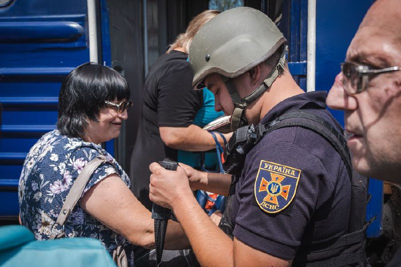 Евакуація рятує життя!
Щодня, ризикуючи власним життям, рятувальники допомагають евакуюватися мешканцям Донеччини Евакуація рятує життя!
Щодня, ризикуючи власним життям, рятувальники допомагають евакуюватися мешканцям Донеччини