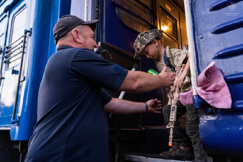🇺🇦У День Незалежності України рятувальники зустріли евакуаційний потяг, що прибув з Херсону 🇺🇦У День Незалежності України рятувальники зустріли евакуаційний потяг, що прибув з Херсону