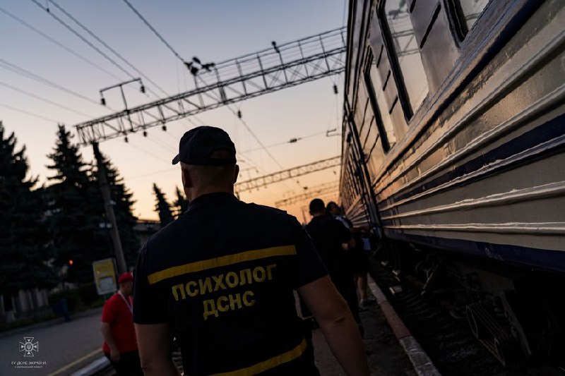 🇺🇦У День Незалежності України рятувальники зустріли евакуаційний потяг, що прибув з Херсону 🇺🇦У День Незалежності України рятувальники зустріли евакуаційний потяг, що прибув з Херсону