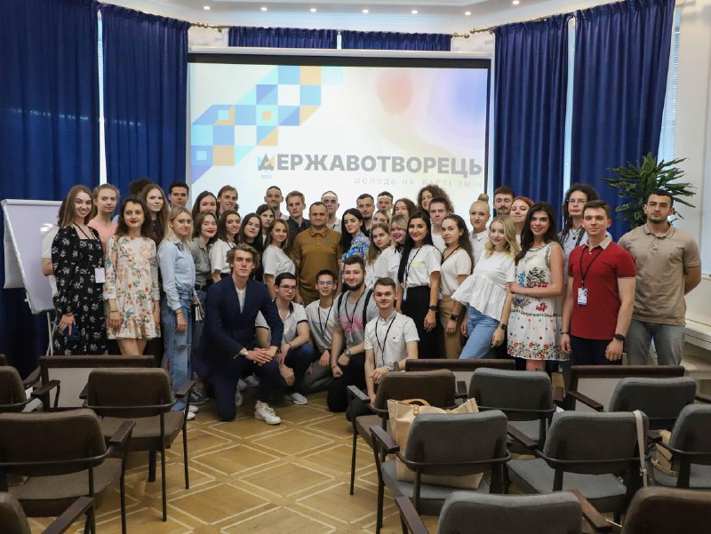 Поспілкувався з учасниками програми “Державотворець” - молодим поколінням, яке розбудовуватиме Україну нового часу Поспілкувався з учасниками програми “Державотворець” - молодим поколінням, яке розбудовуватиме Україну нового часу