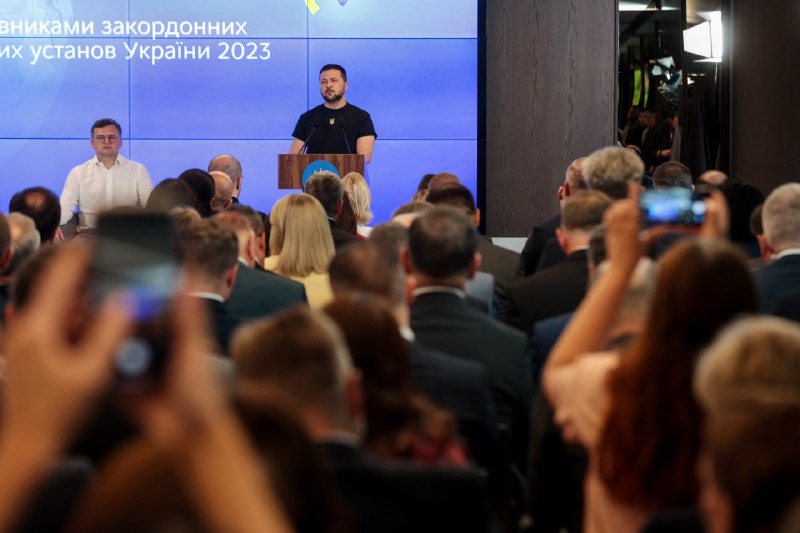 Дипломатія — важливий напрямок боротьби у повномасштабній війні. Завдяки роботі наших дипломатичних працівників ми залучаємо зброю для армії Дипломатія — важливий напрямок боротьби у повномасштабній війні. Завдяки роботі наших дипломатичних працівників ми залучаємо зброю для армії