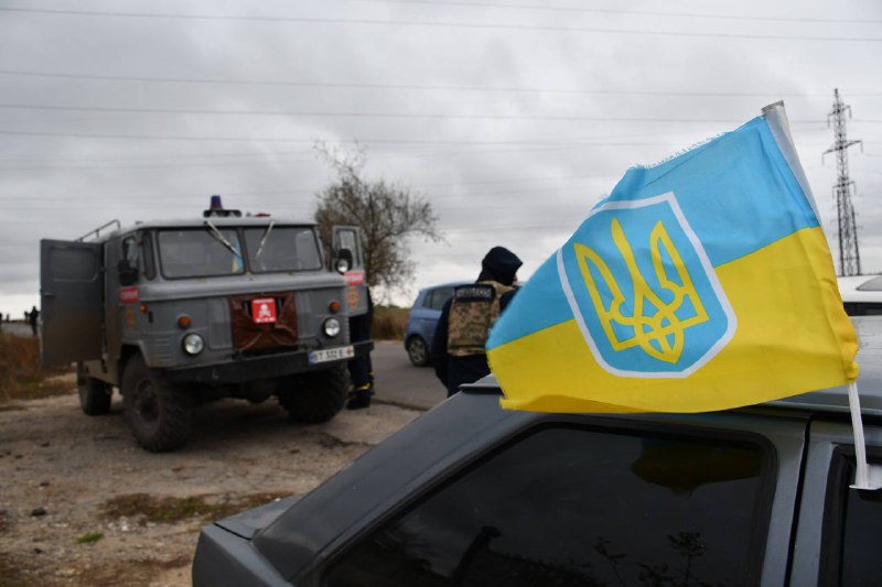 Херсон. Перші дні після деокупації міста. Рятувальники вже прямують на допомогу людям.
Обов’язковий атрибут, що везли із собою – 🇺🇦прапор України Херсон. Перші дні після деокупації міста. Рятувальники вже прямують на допомогу людям.
Обов’язковий атрибут, що везли із собою – 🇺🇦прапор України