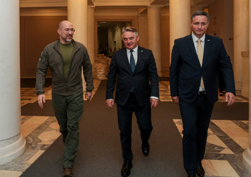 🇧🇦 Провів зустріч у Києві з Головою Президії Боснії і Герцеговини Жельком Комшичем та членом Президії Денісом Бечіровичем. 🇧🇦 Провів зустріч у Києві з Головою Президії Боснії і Герцеговини Жельком Комшичем та членом Президії Денісом Бечіровичем.