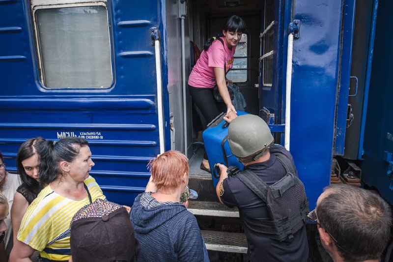 Евакуація рятує життя!
Щодня, ризикуючи власним життям, рятувальники допомагають евакуюватися мешканцям Донеччини Евакуація рятує життя!
Щодня, ризикуючи власним життям, рятувальники допомагають евакуюватися мешканцям Донеччини