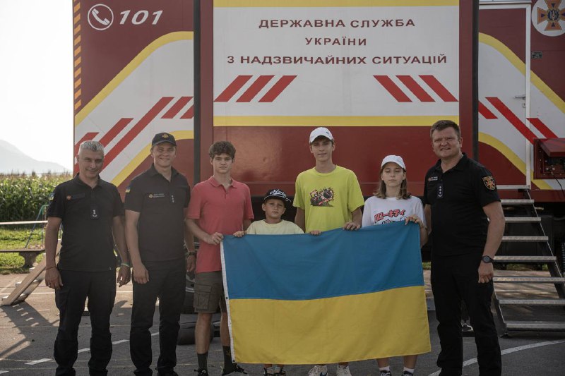 У День Незалежності України до наших рятувальників, які працюють у Словенії, завітали українські діти У День Незалежності України до наших рятувальників, які працюють у Словенії, завітали українські діти
