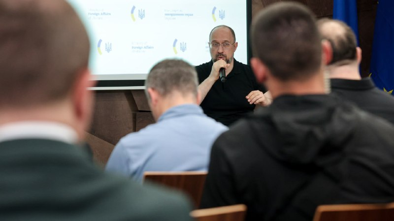 Дипломатія — важливий напрямок боротьби у повномасштабній війні. Завдяки роботі наших дипломатичних працівників ми залучаємо зброю для армії Дипломатія — важливий напрямок боротьби у повномасштабній війні. Завдяки роботі наших дипломатичних працівників ми залучаємо зброю для армії