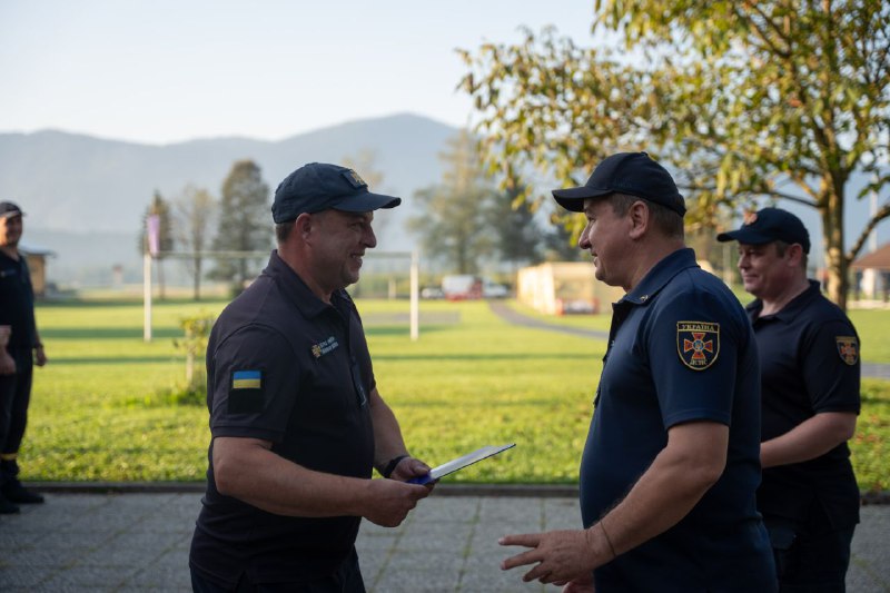 Рятувальники, що працюють над ліквідацією наслідків паводків у Словенії отримали позачергові спеціальні звання ⤵️ Рятувальники, що працюють над ліквідацією наслідків паводків у Словенії отримали позачергові спеціальні звання ⤵️