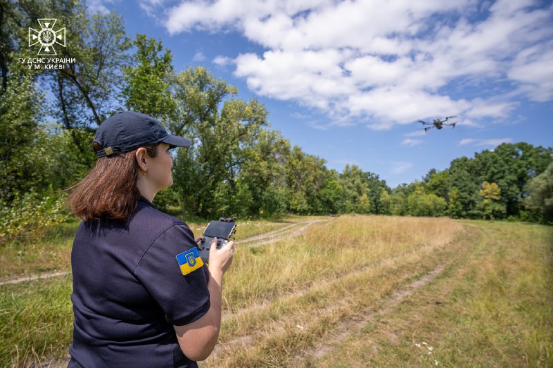 Столичні рятувальники продовжують проводити повітряний моніторинг в екосистемах Столичні рятувальники продовжують проводити повітряний моніторинг в екосистемах