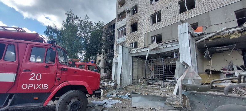 Надзвичайники ліквідували пожежу внаслідок обстрілу в місті Оріхів ⤵️ Надзвичайники ліквідували пожежу внаслідок обстрілу в місті Оріхів ⤵️