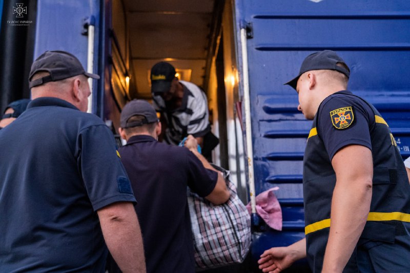 🇺🇦У День Незалежності України рятувальники зустріли евакуаційний потяг, що прибув з Херсону 🇺🇦У День Незалежності України рятувальники зустріли евакуаційний потяг, що прибув з Херсону