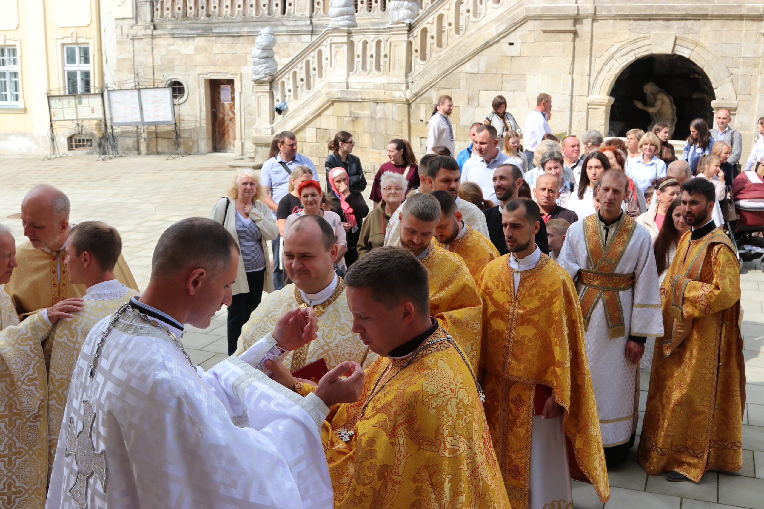 «До служіння священника належить також зцілення людей», — Владика Володимир звершив священниче рукоположення диякона Сергія Довби «До служіння священника належить також зцілення людей», — Владика Володимир звершив священниче рукоположення диякона Сергія Довби