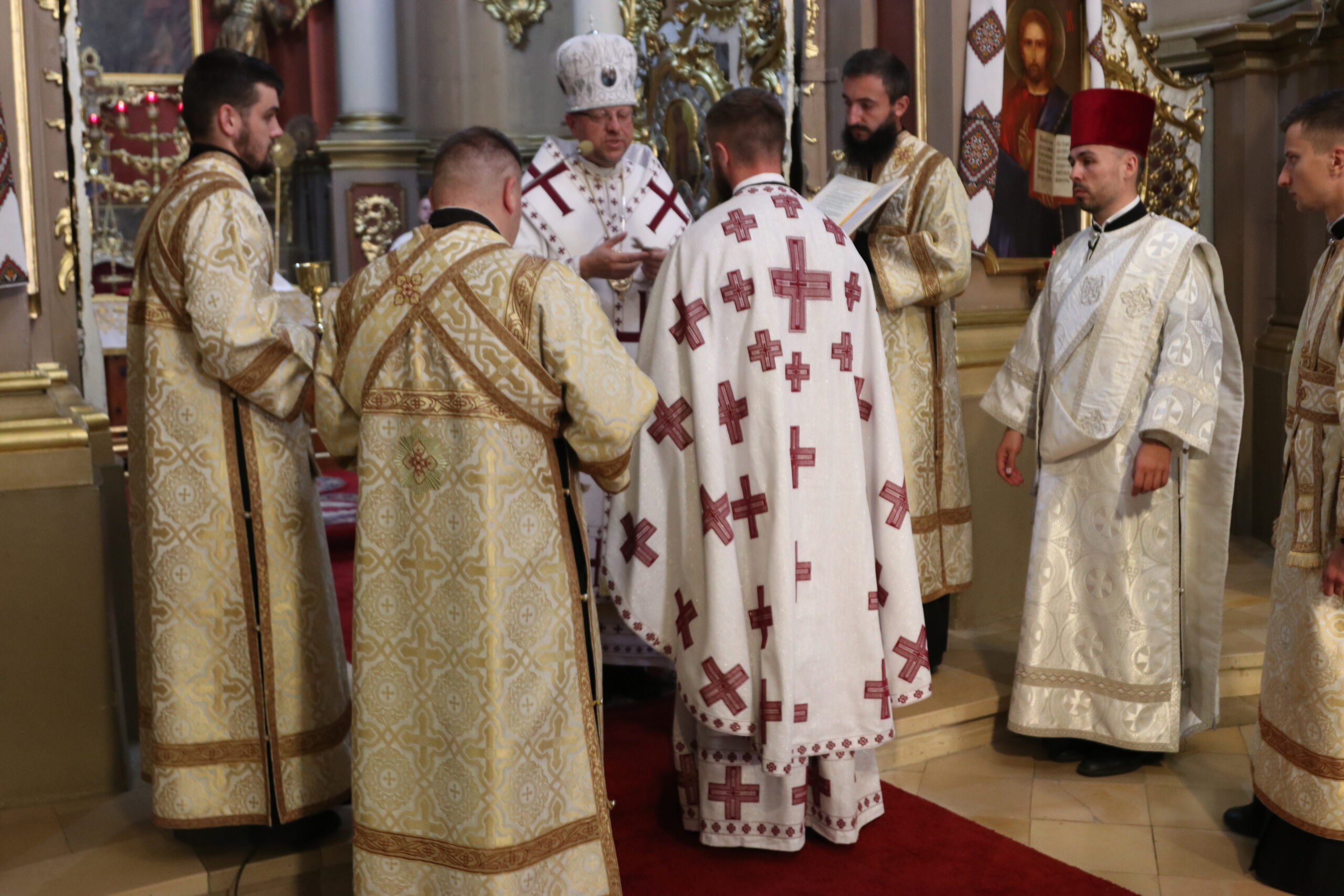 «Дорогий співбрате, прийми дар священства та вдало орудуй ним!» — Владика Володимир звершив священниче рукоположення диякона Юрія Тиса «Дорогий співбрате, прийми дар священства та вдало орудуй ним!» — Владика Володимир звершив священниче рукоположення диякона Юрія Тиса