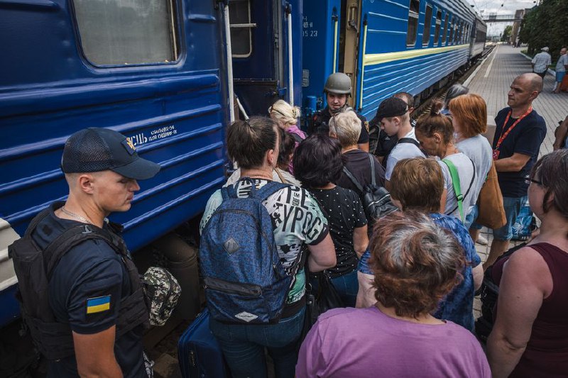 Евакуація рятує життя!
Щодня, ризикуючи власним життям, рятувальники допомагають евакуюватися мешканцям Донеччини Евакуація рятує життя!
Щодня, ризикуючи власним життям, рятувальники допомагають евакуюватися мешканцям Донеччини
