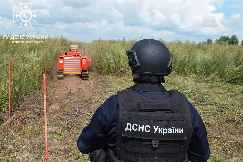 На Чернігівщині для очищення територій від боєприпасів залучено машину механізованого розмінування ⤵️ На Чернігівщині для очищення територій від боєприпасів залучено машину механізованого розмінування ⤵️