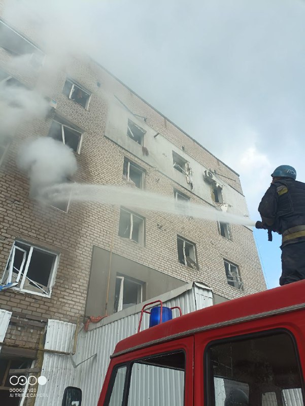 Надзвичайники ліквідували пожежу внаслідок обстрілу в місті Оріхів ⤵️ Надзвичайники ліквідували пожежу внаслідок обстрілу в місті Оріхів ⤵️