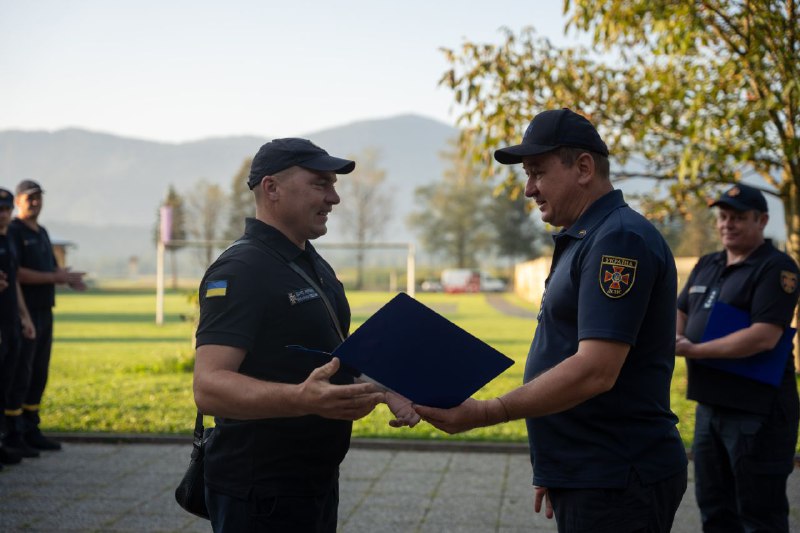 Рятувальники, що працюють над ліквідацією наслідків паводків у Словенії отримали позачергові спеціальні звання ⤵️ Рятувальники, що працюють над ліквідацією наслідків паводків у Словенії отримали позачергові спеціальні звання ⤵️