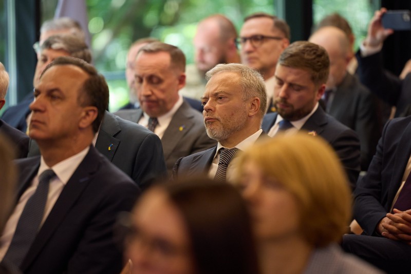 Глава держави провів екстрену нараду з керівниками закордонних дипломатичних установ України й оголосив п’ять орієнтирів на наступний політичний сезон Глава держави провів екстрену нараду з керівниками закордонних дипломатичних установ України й оголосив п’ять орієнтирів на наступний політичний сезон