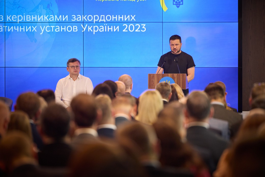 Глава держави провів екстрену нараду з керівниками закордонних дипломатичних установ України й оголосив п’ять орієнтирів на наступний політичний сезон Глава держави провів екстрену нараду з керівниками закордонних дипломатичних установ України й оголосив п’ять орієнтирів на наступний політичний сезон