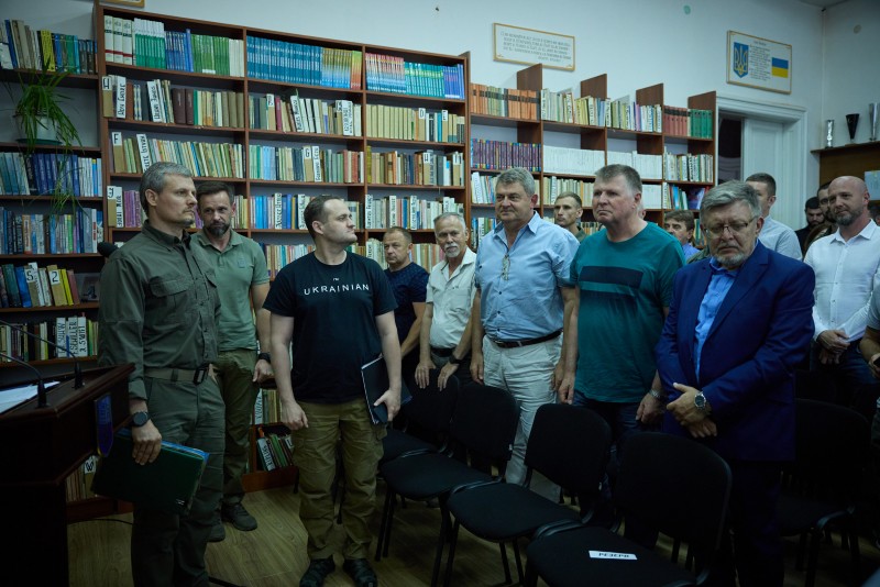 На Закарпатті Президент зустрівся з угорською громадою та відзначив державними нагородами воїнів На Закарпатті Президент зустрівся з угорською громадою та відзначив державними нагородами воїнів