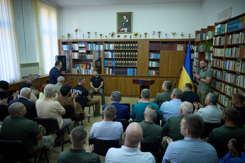 На Закарпатті Президент зустрівся з угорською громадою та відзначив державними нагородами воїнів На Закарпатті Президент зустрівся з угорською громадою та відзначив державними нагородами воїнів